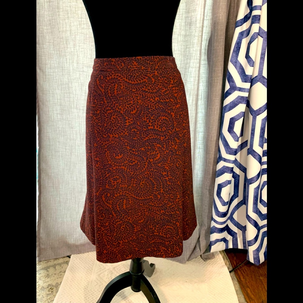Very flattering, classic AT lined skirt - literally fall in skirt form!